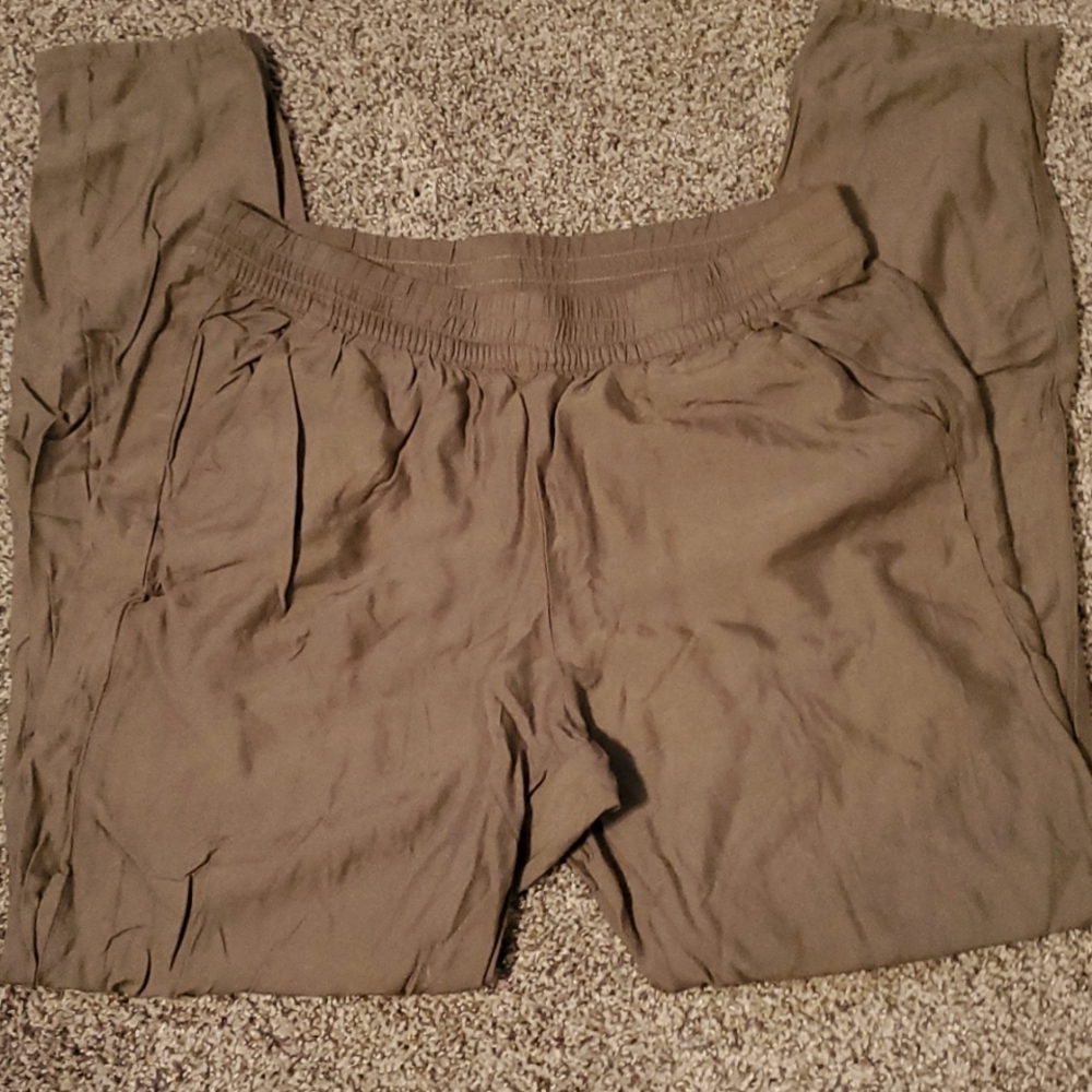 H&M loose fit women's pants in army green. Size 6.